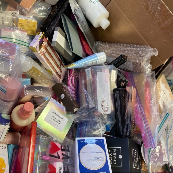 MYSTERY BOX ❤️Curated❤️BEAUTY SELF CARE SKINCARE MAKEUP HAIR SPA $277-$299 MSRP - Picture 12 of 16